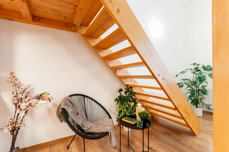 Intérieur moderne avec escalier en bois massif à limons droits et marches ouvertes