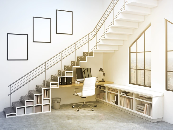 Bureau moderne aménagé sous escalier avec mobilier blanc intégré