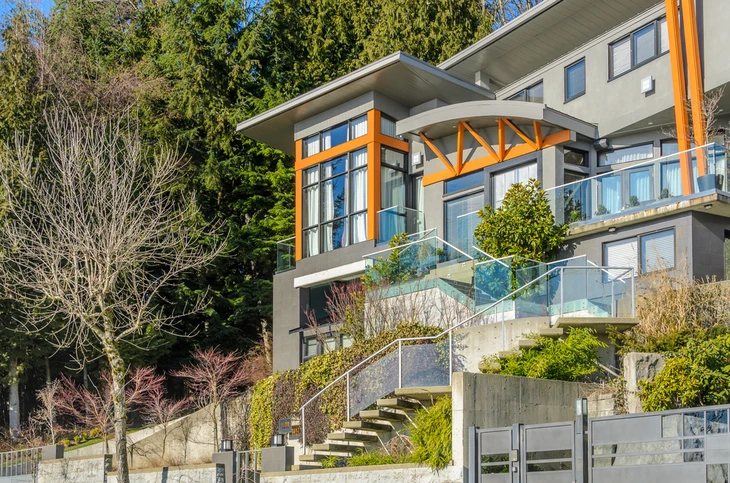 Maison contemporaine à étages avec terrasses et balcons à garde-corps en verre