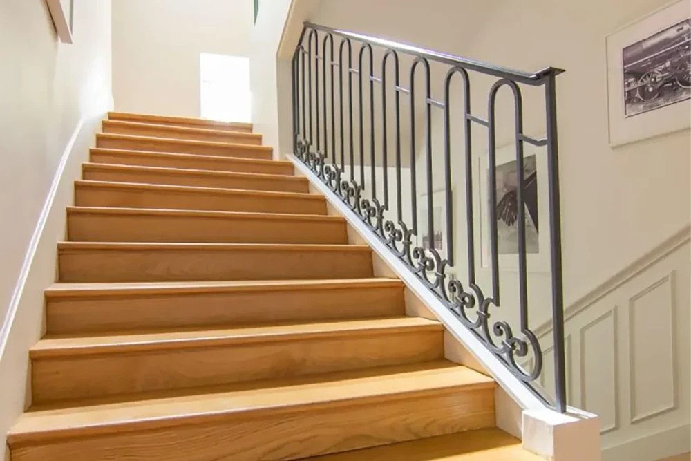 Escalier intérieur résidentiel avec marches en bois naturel et contremarches assorties