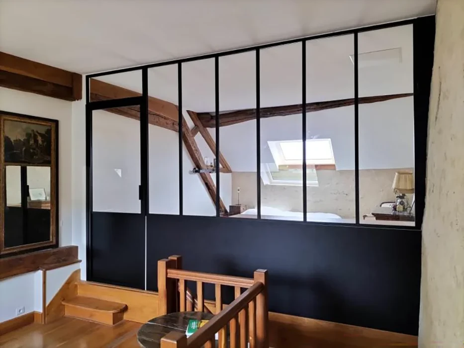 Intérieur d'habitation avec cloison verrière style atelier séparant deux niveaux