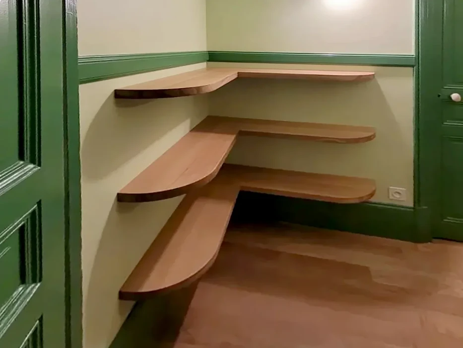 Intérieur résidentiel avec escalier suspendu moderne en bois