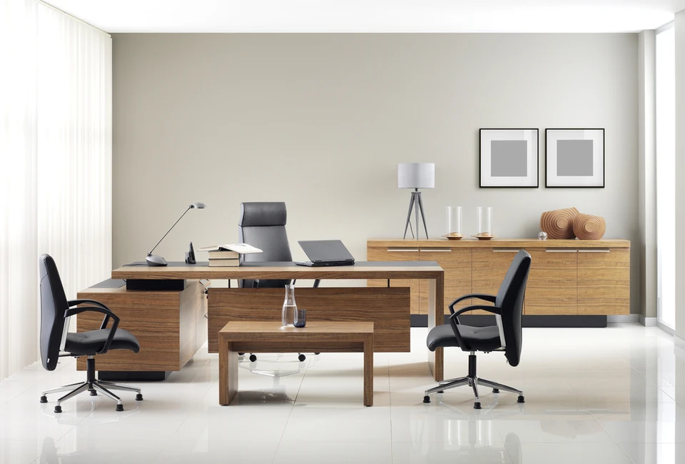 Bureau moderne avec mobilier en bois naturel comprenant desk exécutif, crédence et table basse assortis