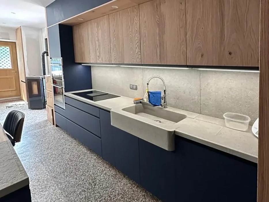 Cuisine moderne avec îlot central intégrant évier et plaque de cuisson à induction