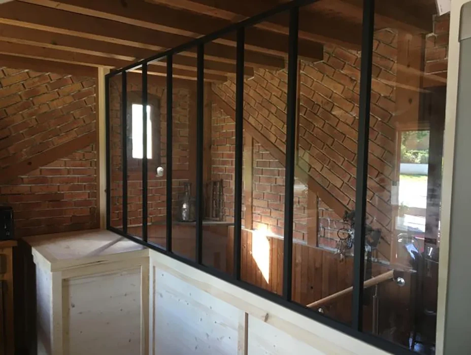 Intérieur résidentiel avec escalier en bois et mezzanine
