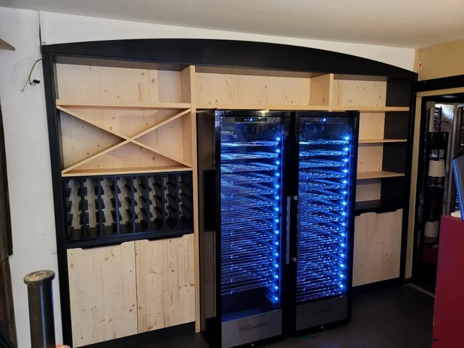 Intérieur résidentiel moderne avec cave à vin encastrée dans meuble sur mesure