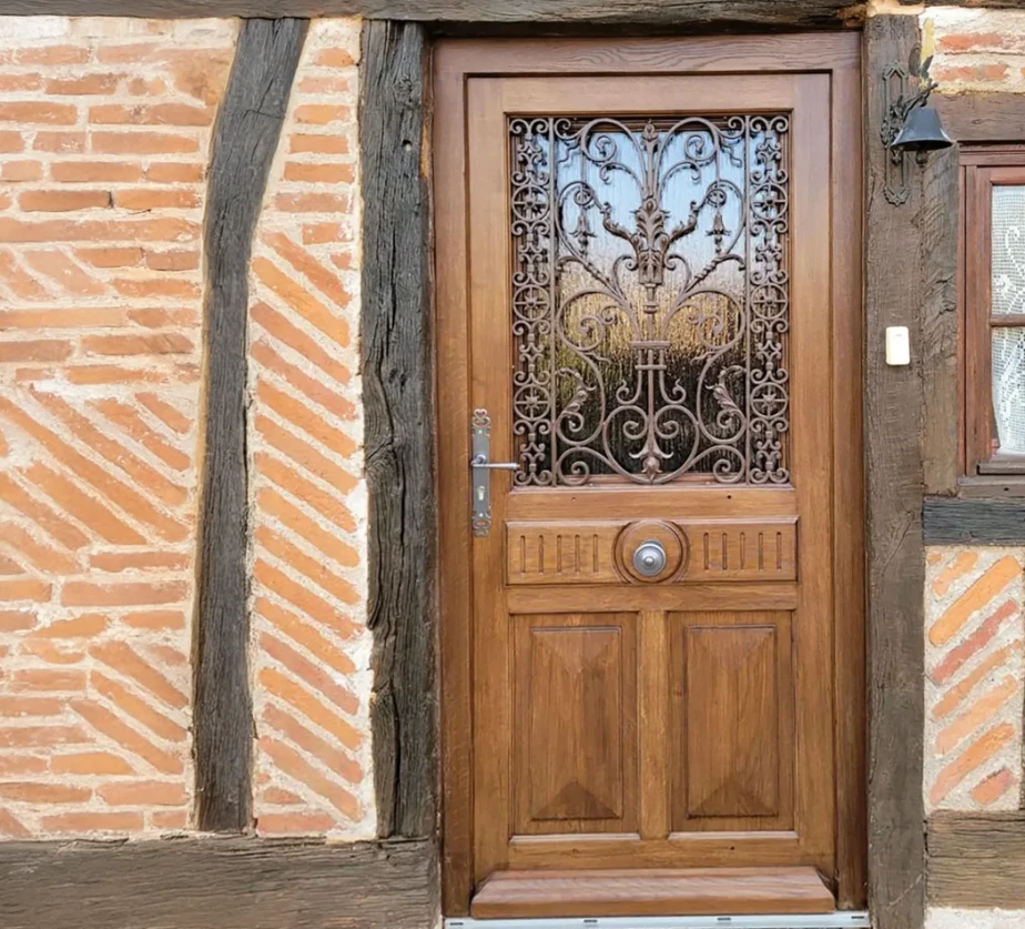 Façade extérieure d'une maison traditionnelle à colombages avec murs en briques disposées en chevrons