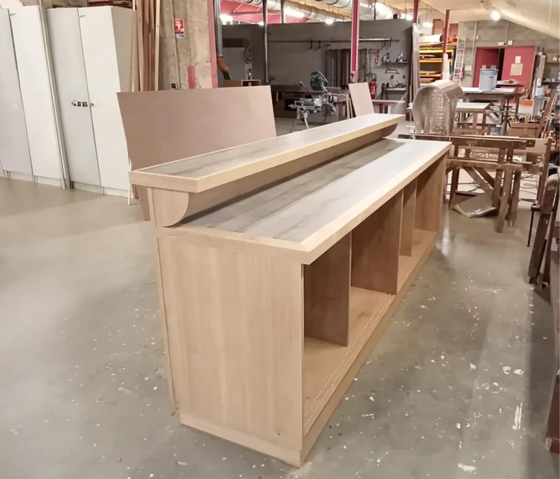 Atelier menuiserie avec banc en bois massif à deux niveaux en cours de fabrication