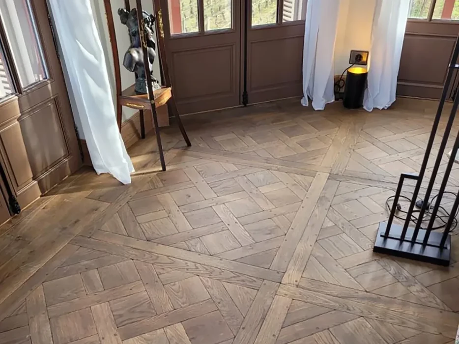 Intérieur résidentiel avec parquet en bois naturel motif chevron, finition mate