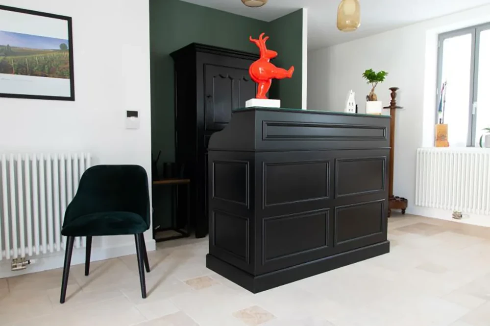 Intérieur résidentiel moderne avec mobilier sur mesure