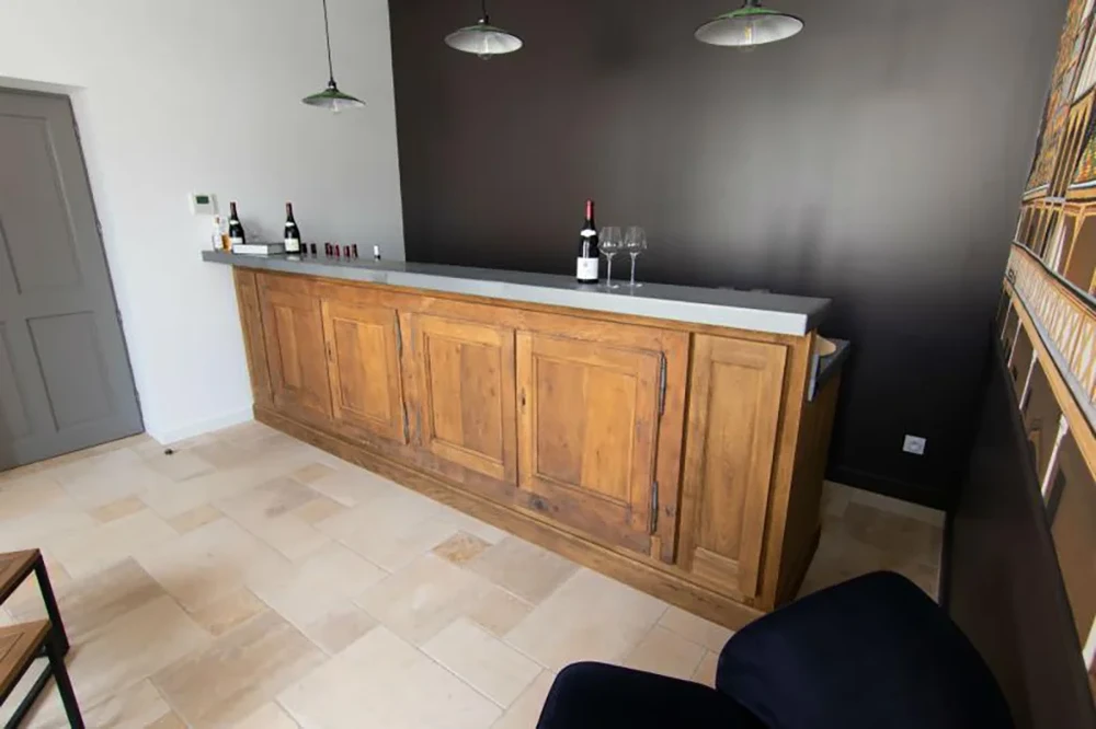Intérieur moderne avec bar en bois massif à portes battantes, plan de travail gris anthracite