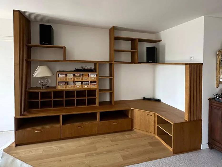 Intérieur moderne avec mobilier sur mesure en bois clair