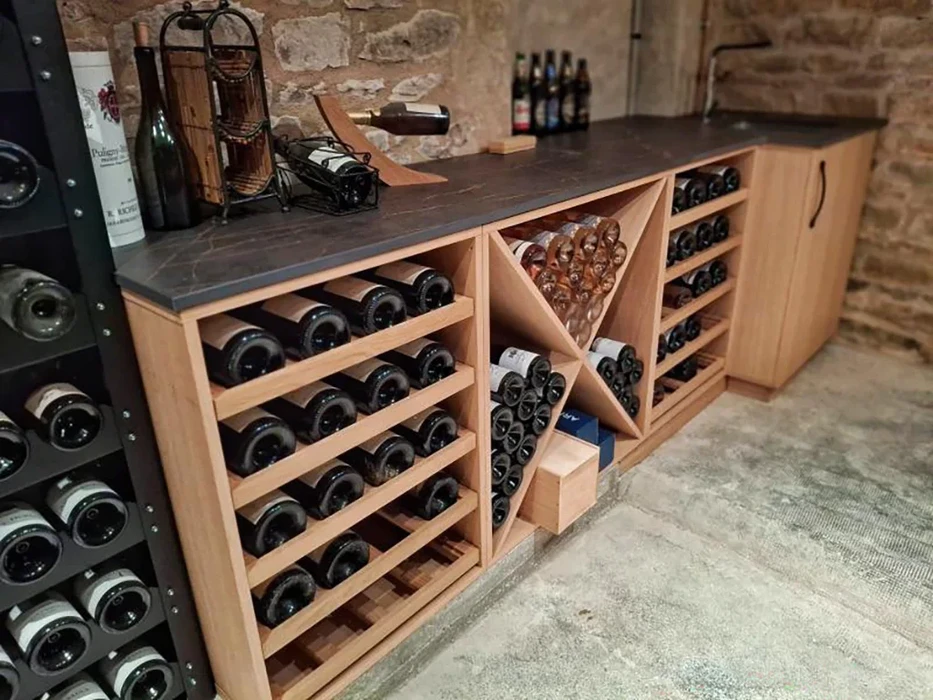 Cave à vin souterraine avec murs en pierre naturelle