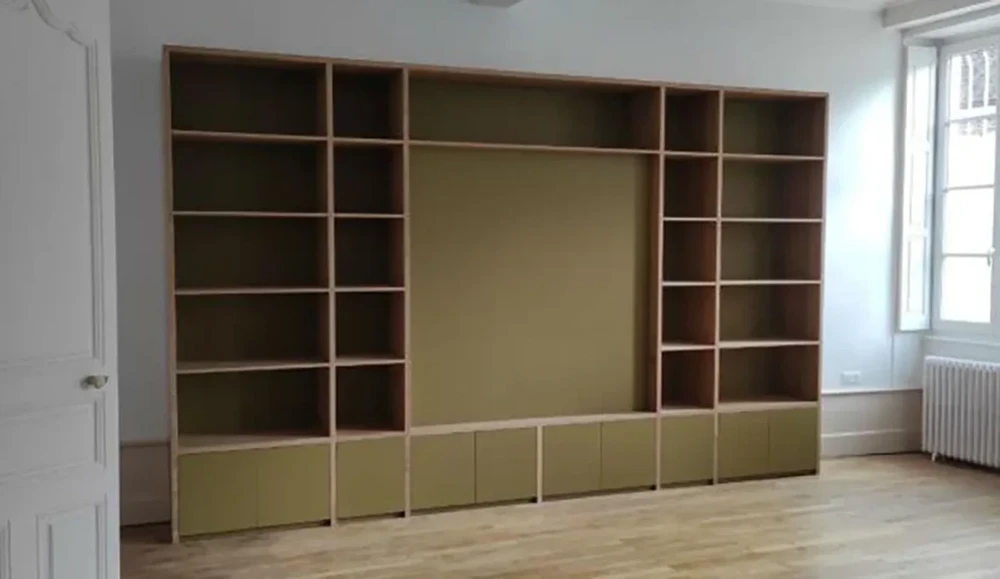 Intérieur résidentiel moderne avec bibliothèque murale sur mesure