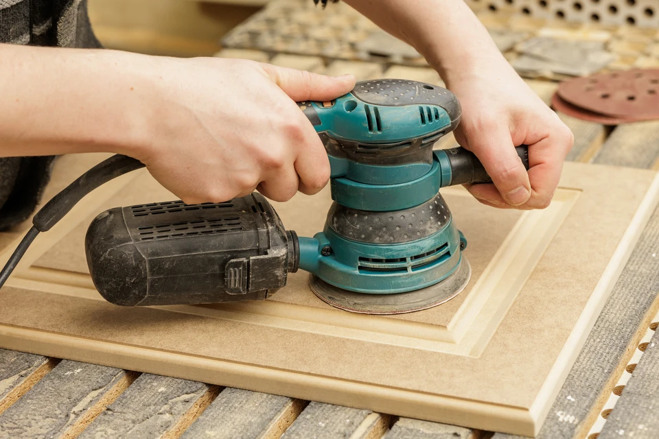 Atelier de menuiserie avec établi en bois massif équipé d'un étau
