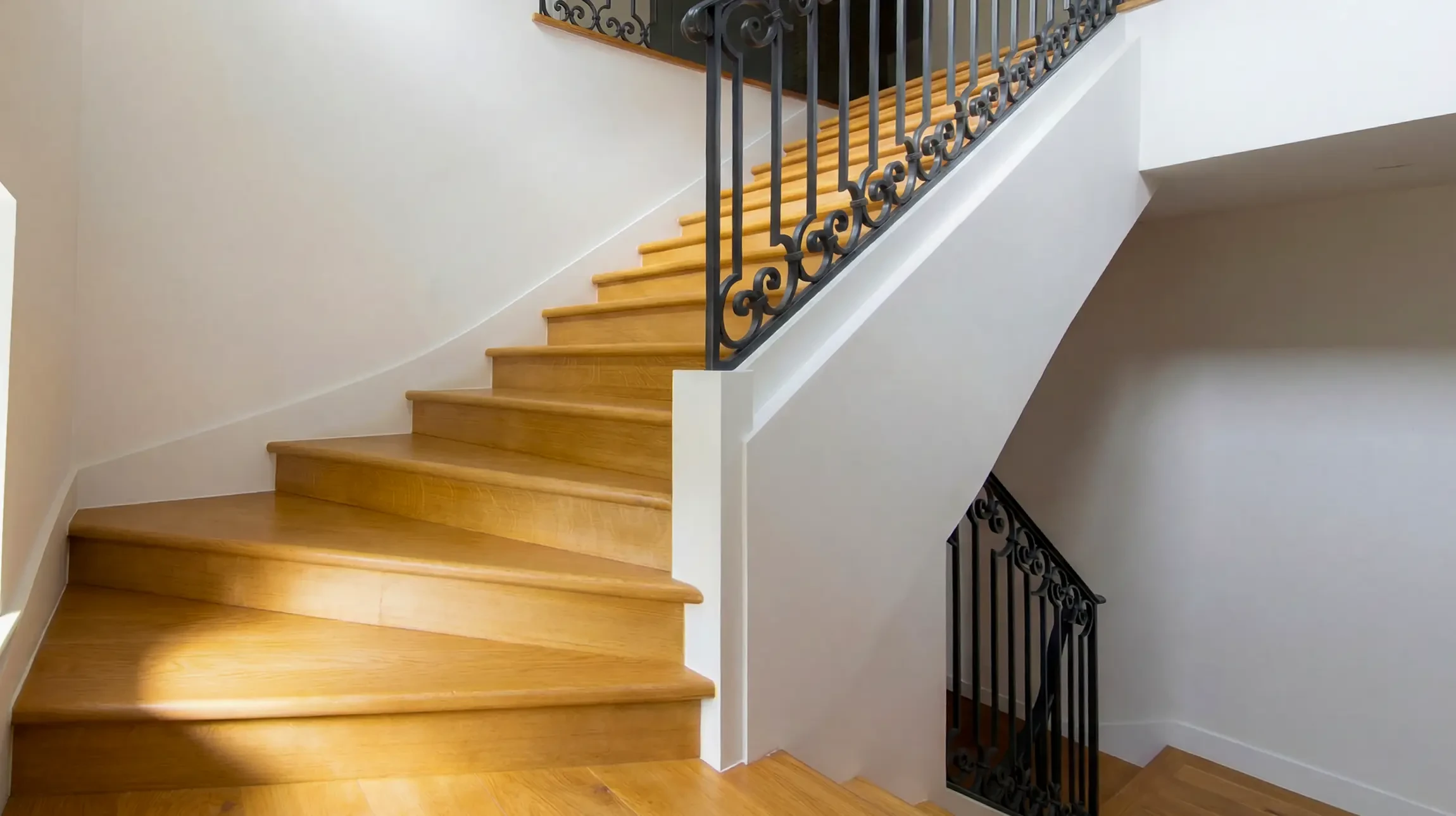 Escalier intérieur résidentiel avec marches en bois naturel et contremarches blanches