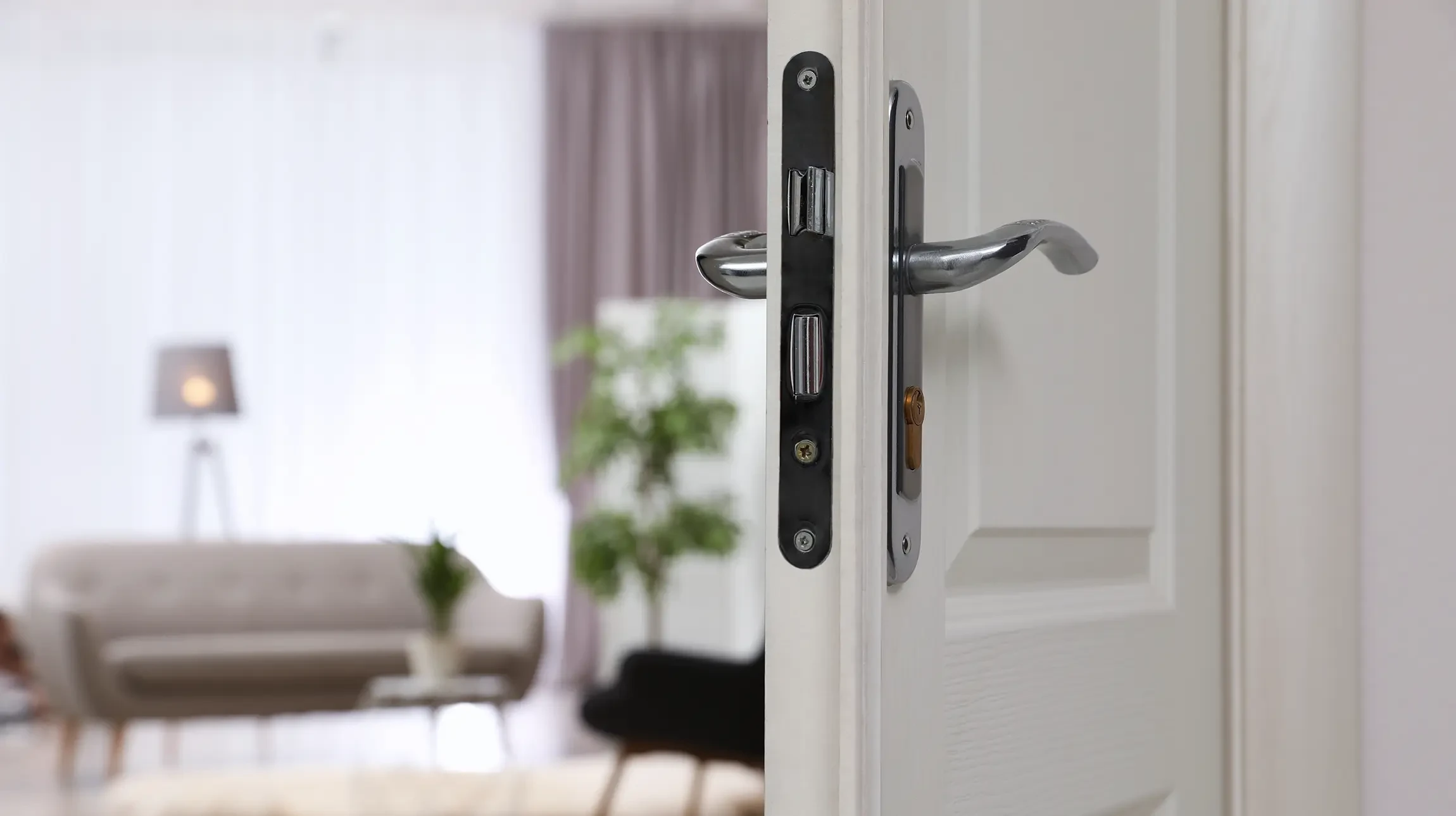 Intérieur résidentiel moderne avec porte-clés en forme de maison en bois suspendu