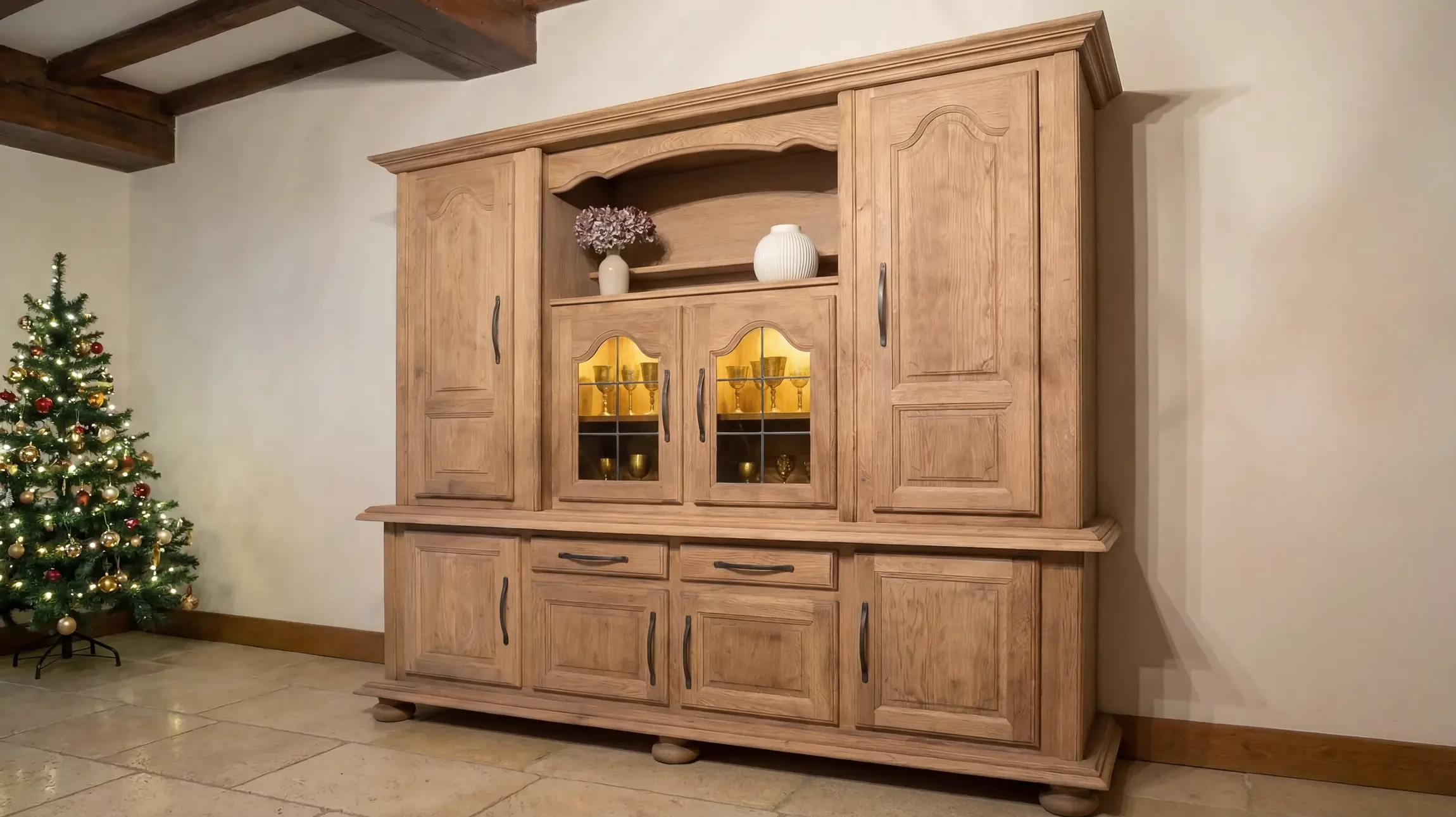 Salon moderne avec canapé gris et table basse créative