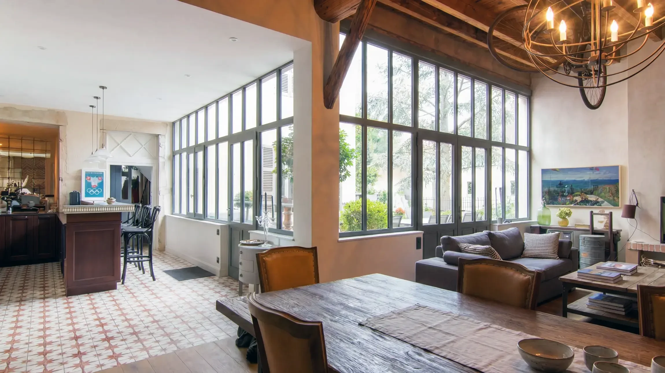 Intérieur contemporain avec escalier suspendu à structure métallique et marches en bois